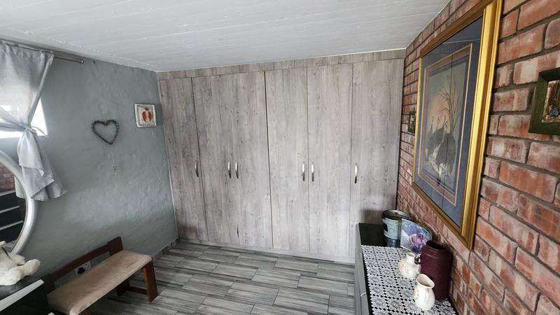 6 Bedroom Property for Sale in Paradise Beach Eastern Cape
